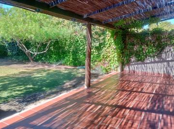 Casa · 110m² · 3 Ambientes · 2 Cocheras · Oportunidad Única en Rawson: Casa de Diseño, Luz y Confort en Barrio Amecom I