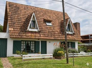 Casa · 140m² · 5 Ambientes · 1 Cochera · Casa en Venta en San Rafael Mar de Ajo Costa Atlántica Cerca Al Mar!