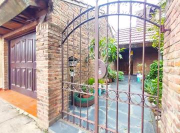 Casa · 170m² · 3 Ambientes · 2 Cocheras · Chalet en Venta 4 Ambientes Jardín Garaje Patio El Palomar