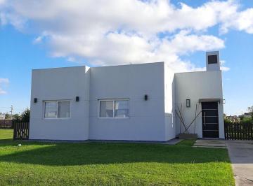 Casa · 65m² · 3 Ambientes · 2 Cocheras · Excelente Casa con Parque y Pileta