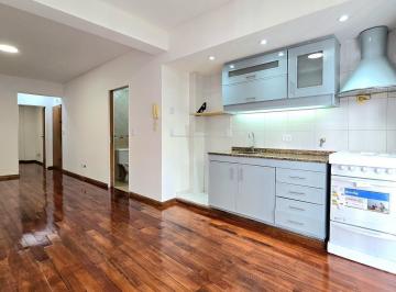 Cocina integrada al espacio. · Departamento de 2 Ambientes en Venta en Monte Castro
