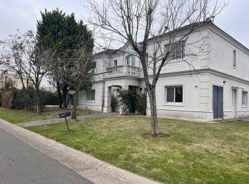 Casa · 290m² · 4 Ambientes · 5 Cocheras · Casa en Alquiler en Esquina en Los Sauces