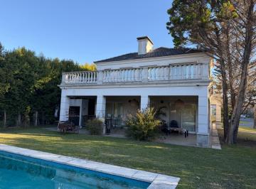 Casa · 290m² · 4 Ambientes · 5 Cocheras · Casa en Alquiler en Esquina en Los Sauces