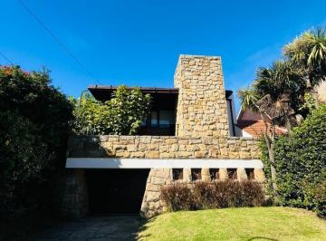 Casa · 410m² · 4 Ambientes · 6 Cocheras · Excelente Casa de Diseño en Lo Mejor de Los Troncos