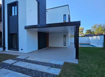 Casa · 140m² · 6 Ambientes · 1 Cochera · Casa 3 Dorm. en B° La Carolina con Pileta y Quincho a Estrenar
