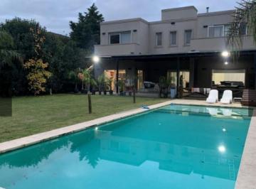 Casa · 290m² · 6 Ambientes · 4 Cocheras · Casa a La Venta de 6 Ambientes en Barrio Cerrado La Montura