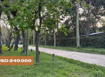 Terreno · 200m² · 4 Ambientes · 3 Cocheras · Terreno de 939 m² en Venta en Parque Leloir