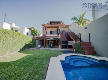 Casa · 312m² · 6 Ambientes · 1 Cochera · Casa de 6 Ambientes 3 Baños Doble Cochera Jardín y Pileta en Villa Pueyrredon Lote 8,66x35