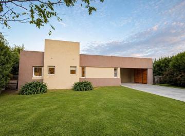 Casa · 134m² · 4 Ambientes · 3 Cocheras · Casa 4 Ambientes Barrio Arenas del Sur