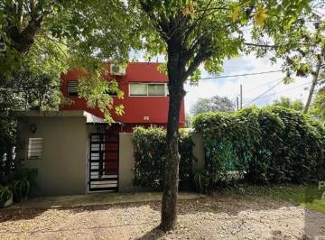 Casa · 135m² · 6 Ambientes · 1 Cochera · Casa en City Bell. 3 Dorm.. Pileta.