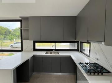 Casa · 174m² · 8 Ambientes · 2 Cocheras · Dúplex 4 Dorm. en Venta - Campo Chico