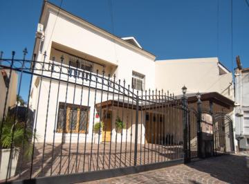 Casa · 258m² · 5 Ambientes · 3 Cocheras · Casa en Venta 5 Ambientes con Jardín, Pileta y Gran Playroom – Vicente López