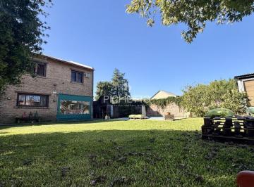 Casa · 200m² · 8 Ambientes · 2 Cocheras · Casa de 4 Dorm. en Fisherton