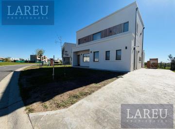 Casa · 135m² · 5 Ambientes · 2 Cocheras · Casa en Venta en El Barrio Santa Elisa, Pilar del Este