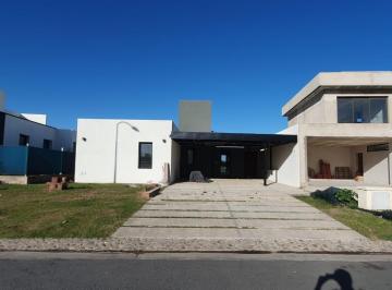 Casa · 135m² · 7 Ambientes · 2 Cocheras · Casa en Venta 7 Soles 3 Dorm.