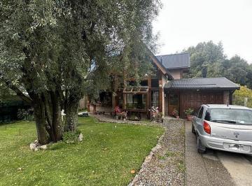 Casa · 228m² · 6 Ambientes · 1 Cochera · Venta Casa Lote 670 m² Aprox con Dos Departamentos Independientes, en Pinar del Lago, Bariloche