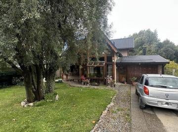 Casa · 228m² · 6 Ambientes · 1 Cochera · Venta Casa Lote 670 m² Aprox con Dos Departamentos Independientes, en Pinar del Lago, Bariloche