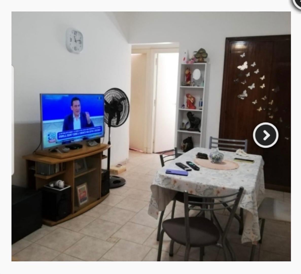 Departamento de 3 ambientes con dependencia. 2 dormitorios a la calle con placards.