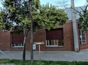 Casa · 184m² · 5 Ambientes · Casa en Venta 3 Dorm. en B° Yapeyú - 185 m² - Gran Esquina