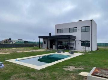 Casa · 180m² · 4 Ambientes · Venta Casa de Categoría con Pileta Muelle y Fondo a La Laguna Sebastian Gaboto