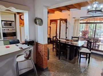 Casa · 116m² · 3 Ambientes · 2 Cocheras · Venta de Casa Tres Ambientes en Quilmes Este, Parque, Pileta y 2 Cocheras