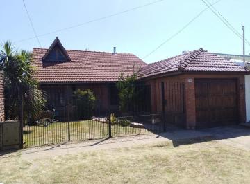 Casa · 120m² · 4 Ambientes · 1 Cochera · Venta de Casa de 4 Ambientes con Pileta en Quilmes - Apto Credito
