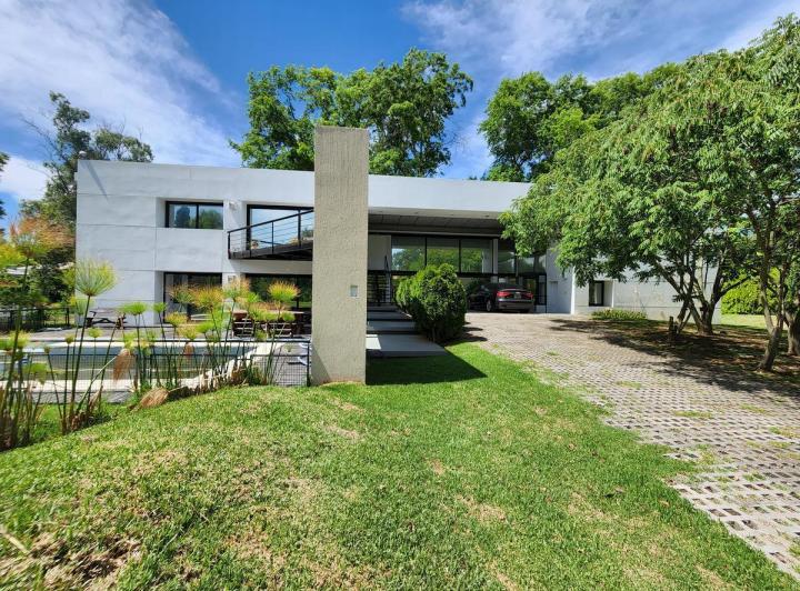 Casa · 413m² · 5 Ambientes · 4 Cocheras
