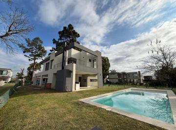 Casa · 245m² · 5 Ambientes · 2 Cocheras · Venta Casa 5 Ambientes de Categoría en Greenville Hudson