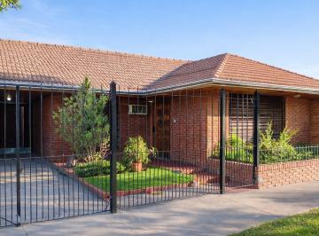 Casa · 140m² · 5 Ambientes · 2 Cocheras · Venta Casa y Depto. 5 Amb. Berazategui con Pileta Apto Crédito