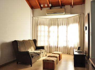 Casa · 141m² · 4 Ambientes · 2 Cocheras · Venta de Chalet 4 Ambientes en Florencio Varela