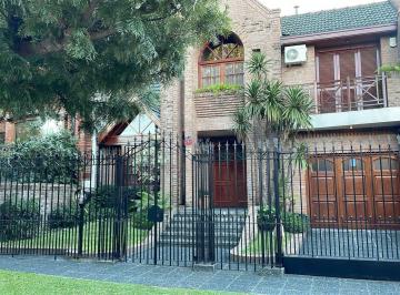 Casa · 350m² · 5 Ambientes · 5 Cocheras · Venta Casa 5 Amb con Parque y Pileta. Apto Credito. Barrio Parque Bernal