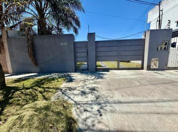 Casa · 204m² · 5 Ambientes · 2 Cocheras · Venta de Casa Quilmes Oeste con Quincho, Pileta y Parrilla