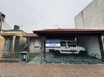Casa · 143m² · 3 Ambientes · Venta de Casa 3 Ambientes con Amplio Parque y Cochera en Berazategui