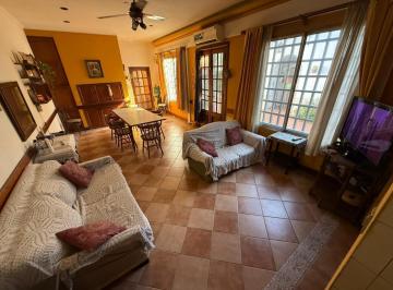 Casa · 210m² · 5 Ambientes · 1 Cochera · Venta Casa 4 Ambientes con Cochera en Quilmes Apto Crédito