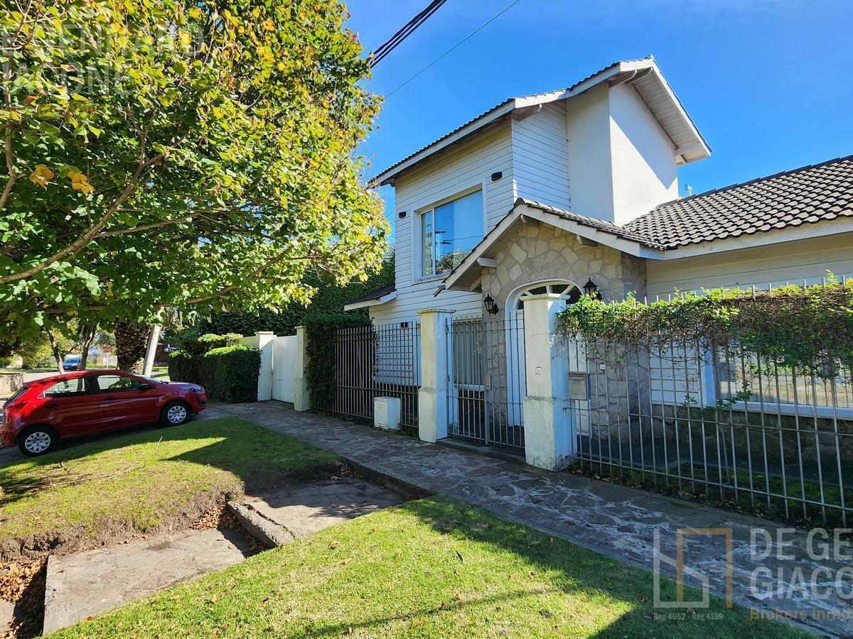 Casa 4 amb, 170m² con parque y quincho — Santa Mónica