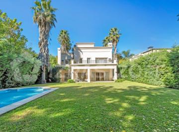 Casa · 224m² · 6 Ambientes · 5 Cocheras · Casa en Venta en La Pradera de Tres Plantas y Gran Jardín con Piscina