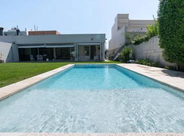 Casa · 253m² · 6 Ambientes · 2 Cocheras · Casa en Venta Gonnet 4 Dorm. y Pileta