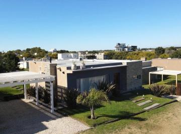 Casa · 180m² · 6 Ambientes · Casa en Venta - 4 Dorm. 2 Baños - Deportivo I