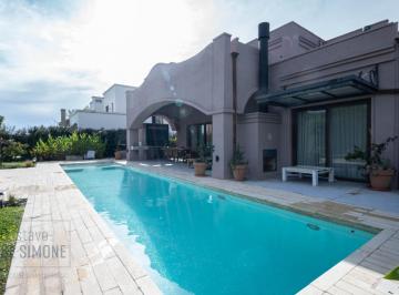 Casa · 320m² · 4 Ambientes · 1 Cochera · Casa de 4 Ambientes en Venta en Pilará
