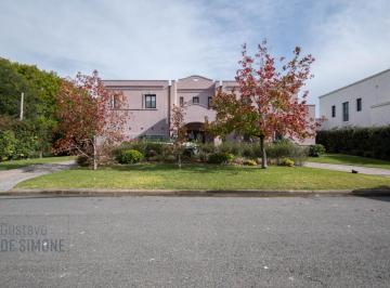 Casa · 320m² · 4 Ambientes · 1 Cochera · Venta Casa de 4 Ambientes con Galeria y Pileta en Pilará