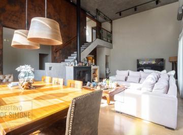 Casa · 320m² · 4 Ambientes · 1 Cochera · Casa de 4 Ambientes con Galeria y Pileta en Venta en Pilará