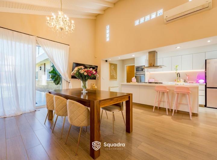 Casa · 250m² · 7 Ambientes · 3 Cocheras