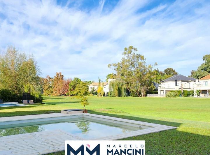 Casa · 430m² · 6 Ambientes · 2 Cocheras