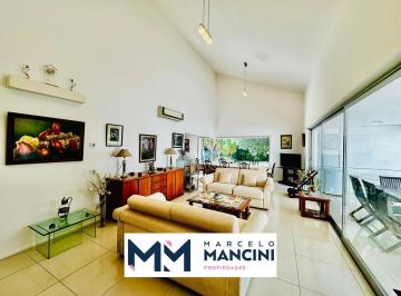 Casa · 200m² · 5 Ambientes · 6 Cocheras · Casa en Saint Thomas Sur