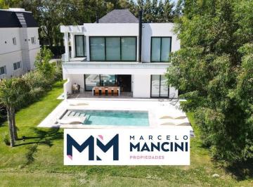 Casa · 290m² · 6 Ambientes · 10 Cocheras · Casa en Saint Thomas Este - Oeste Venta