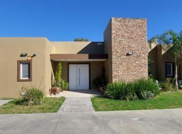 Casa de 4 ambientes, La Plata · Casa 240 m² La Victoria Polo Country Club