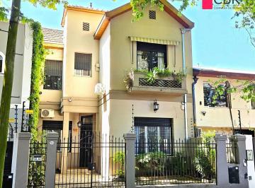 Casa · 254m² · 5 Ambientes · 2 Cocheras · Devoto: Lindísima Casona de Estilo Inglés a 3 Cuadras de Plaza Arenales