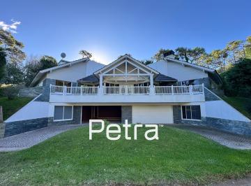 Casa · 700m² · 8 Ambientes · 2 Cocheras · Casa en Venta en Carilo - Cochera Doble - Piscina Cubierta - 6 Dorm.