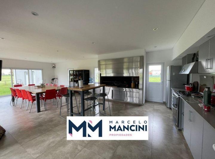 Casa · 390m² · 5 Ambientes · 6 Cocheras