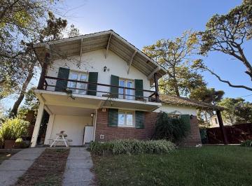Casa · 204m² · 5 Ambientes · Casa en Venta, Golf Viejo, Pinamar, con Cuatro Dorm. y Gas Natural